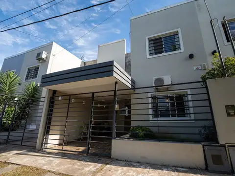 CASA DUPLEX VENTA LA PLATA 3 DORMITORIOS COCHERA
