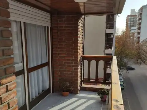 4 AMBIENTES CON BALCÓN A LA CALLE Y COCHERA