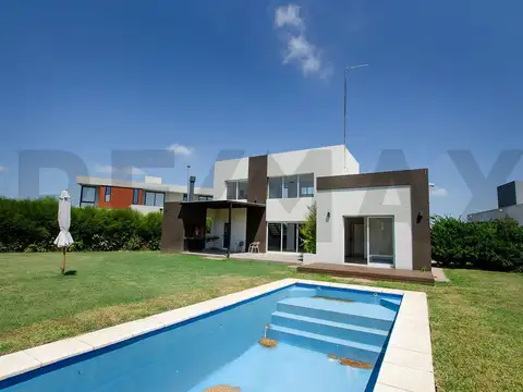 CASA EN VENTA CON PISCINA SANTA INES CANNING