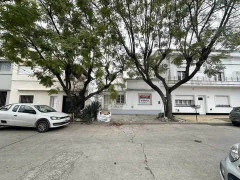 Casa en Venta de 4 ambientes. Patio y terrazas con vistas. Lavadero. Pleno Centro Zárate