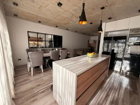 SEMIPISO EN VENTA CON COCHERA Y BAULERA EN LINIERS