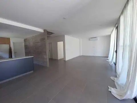 Casa en Alquiler en  Avenida de los Lagos