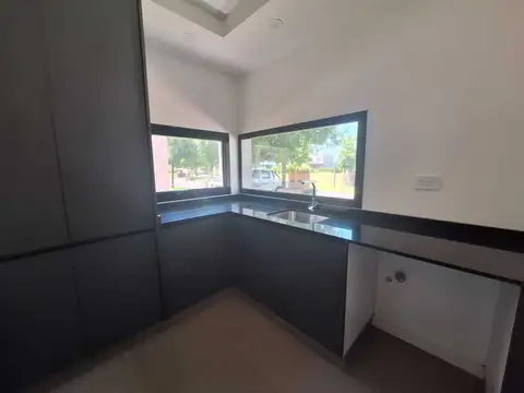 Casa en Alquiler con 2 cocheras