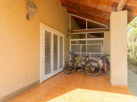 VENTA EN LA TATENGUITA-4 DORM-PISCINA-QUINCHO