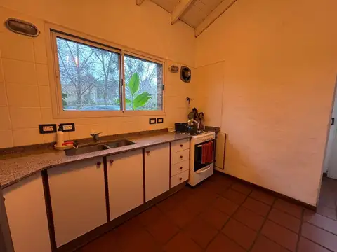 Casa 4 ambientes con 2 baños