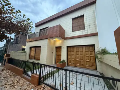 CASA 5 AMBIENTES VENTA SANTOS LUGARES CON JARDIN