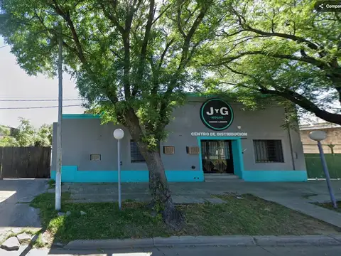 Local al frente  con enorme deposito  