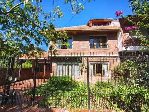 Chalet de 5 ambientes con piscina - Barrio Constitución.