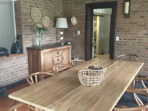 Excelente Casa en Las Praderas De Lujan - 321 m2 cubiertos sobre 1205 m2 de Terreno