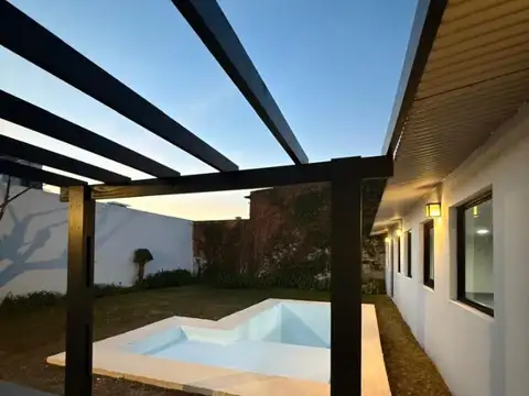 CASA 3 AMBIENTES CON PILETA Y PARQUE LOS PINARES