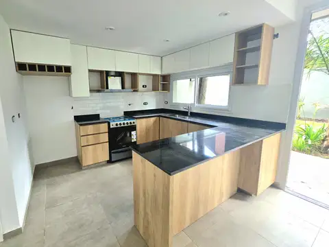 Casa en Alquiler con 2 cocheras