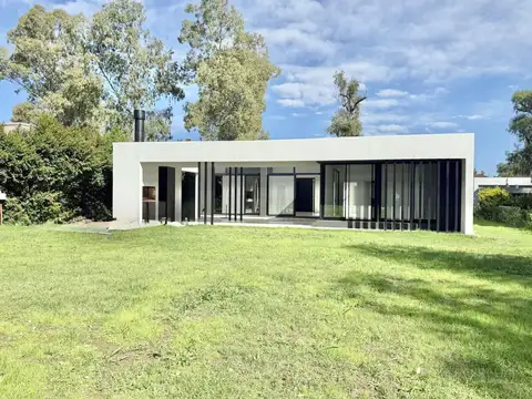 Casa en Alquiler con 2 cocheras