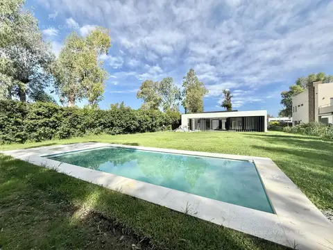 Casa 4 ambientes con 3 baños