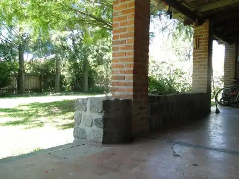 Casa de 4 ambientes con galería y jardín en venta en barrio privado Malibú. Canning-San Vicente.