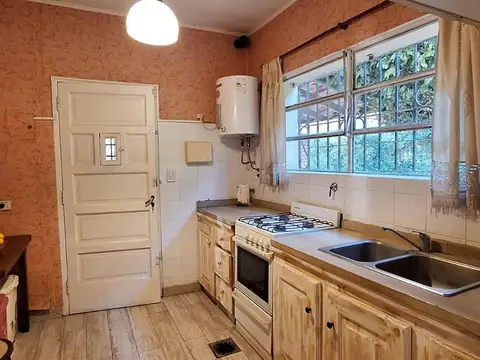 Casa 4 ambientes con 2 baños