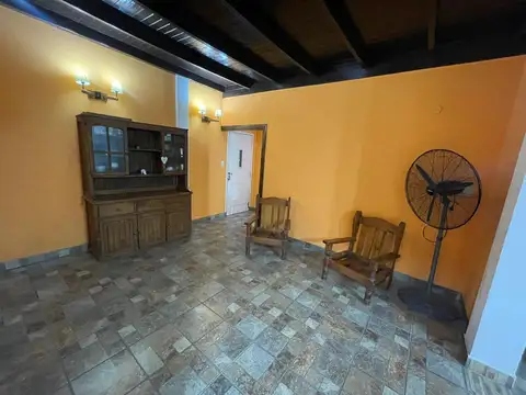 Venta Casa 3 ambientes con 2 jardines, cochera y quincho