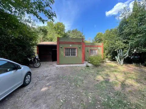 Venta Casa 3 ambientes con 2 jardines, cochera y quincho
