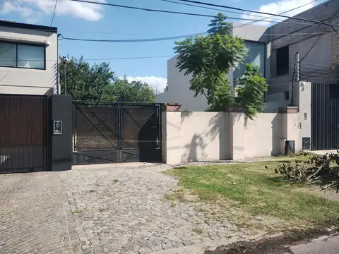 AMPLIO LOTE EN CASTELAR NORTE 