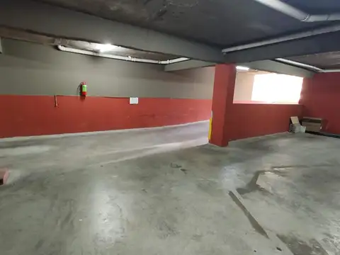 EXCELENTE COCHERA CUBIERTA C/PORTON AUTOMATICO!