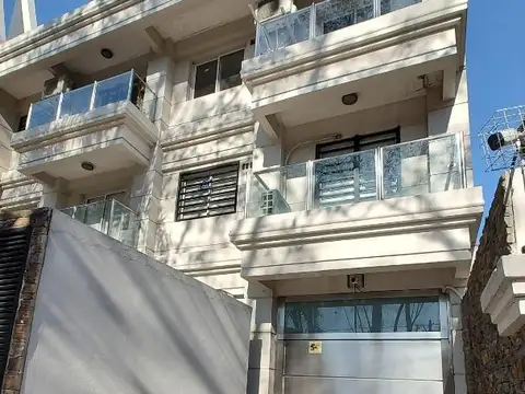 EXCELENTE COCHERA CUBIERTA C/PORTON AUTOMATICO!