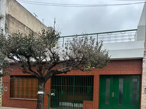 Casa tres ambientes con patio y garaje