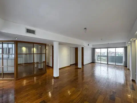 Departamento de 4 dormitorios gigante con cochera y balcón