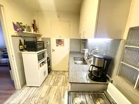 Semipiso de 3 amb al frente con balcón y terraza privada reciclado a nuevo. Excelente zona. Bajísimas expensas.