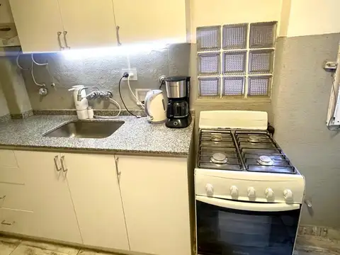 Semipiso de 3 amb al frente con balcón y terraza privada reciclado a nuevo. Excelente zona. Bajísimas expensas.
