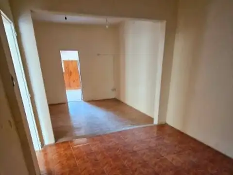 Casa 6 ambientes con 1 baño