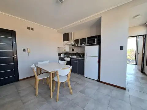 SUPER EQUIPADO (COCINA-CALEFON-AIRES-CORTINAS-PLACARD-LUCES) ABERTURAS GRANDES Y BALCÓN CORRIDO