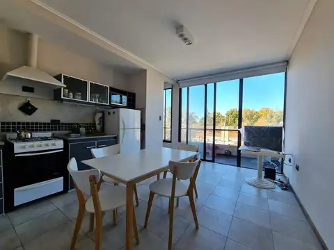 SUPER EQUIPADO (COCINA-CALEFON-AIRES-CORTINAS-PLACARD-LUCES) ABERTURAS GRANDES Y BALCÓN CORRIDO