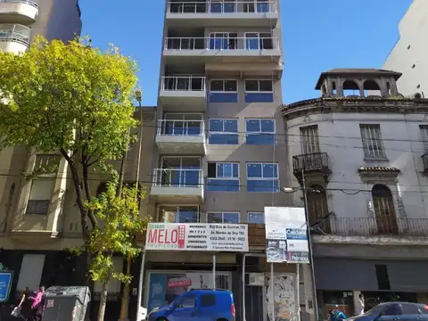 Departamento de 3 ambientes, al frente con balcon, 3º "A"