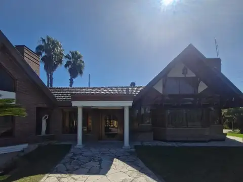 Casa en Venta con 3 cocheras