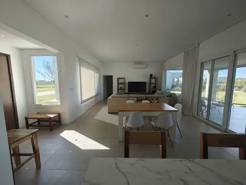 Casa en Alquiler con 2 cocheras