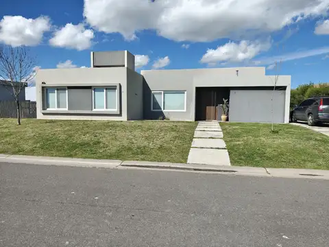 Hermosa casa en área 1, San Sebastian