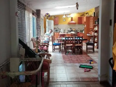 Casa 4 ambientes con 2 baños