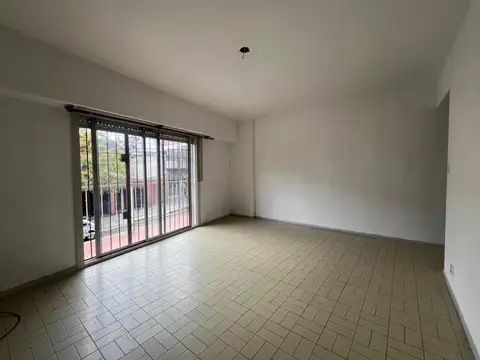 Departemanto de 3 ambientes con balcón y patio