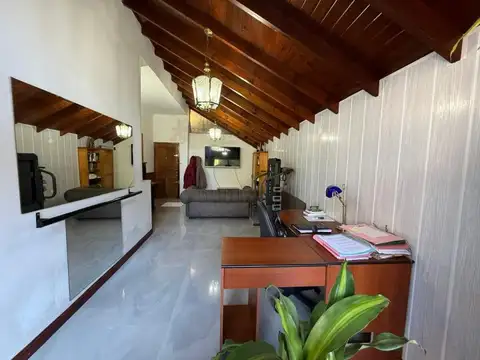 VENTA CASA 2 AMB JARDIN, COCHERA PILETA BERNAL