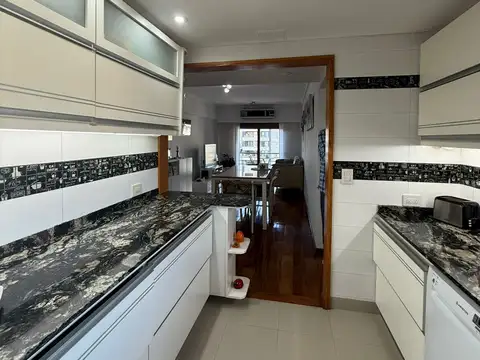 Departamento de 3 Ambiente en Edificio al  Contra Frente con Balcon, Lavadero y Cochera Cubierta