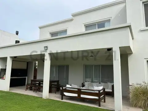 Casa 6 ambientes con 3 baños