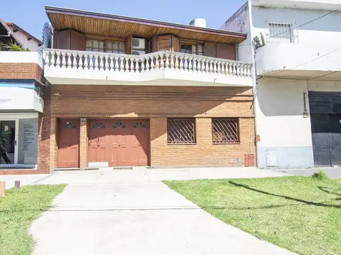 Casa al Frente con Garage   Taller | 3 Dormitorios | Parque | Instalaciones a Nuevo |