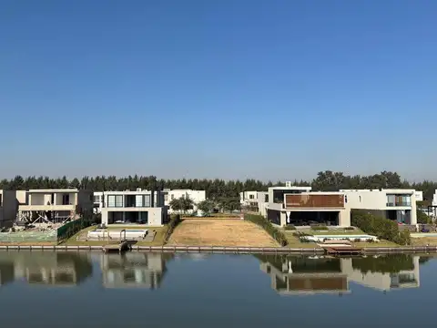 Casa 8 ambientes con 7 baños