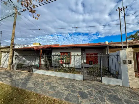 Amplia casa con 2 habitaciones, garaje y pileta en barrio Belgrano