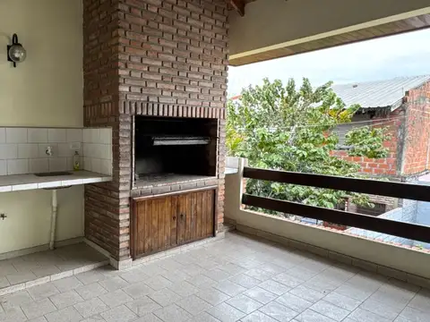 Depto Tipo Casa en Alquiler de 4 ambientes