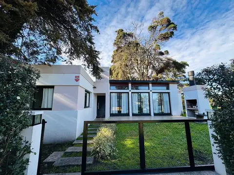 VENTA CASA 2/3 AMB PARQUE Y PARRILLA ACANTILADOS