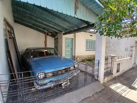 CASA EN LOTE PROPIO CON PATIO.- A RECICLAR.- CON ESCRITURA.-