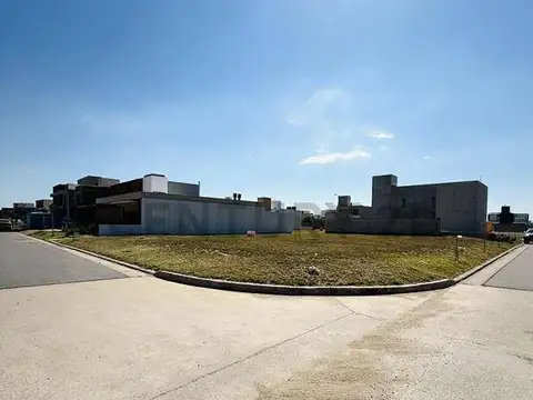 VENTA LOTE ESQUINA APTO DUPLEX EN COLINAS DE MANANTIALES - 252 m2