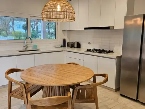 Casa 4 ambientes con 3 baños