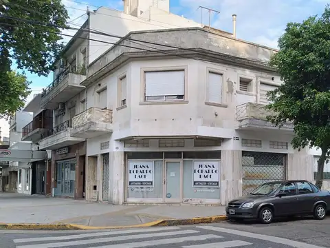 Local en muy buenas esquina