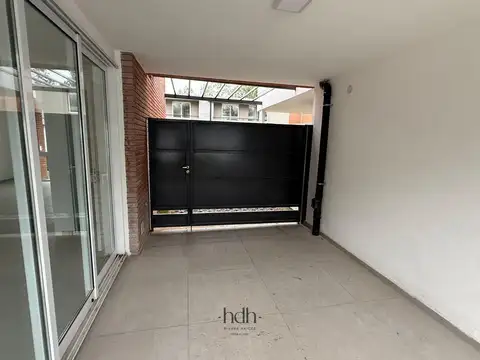 Casa en Alquiler con 2 cocheras